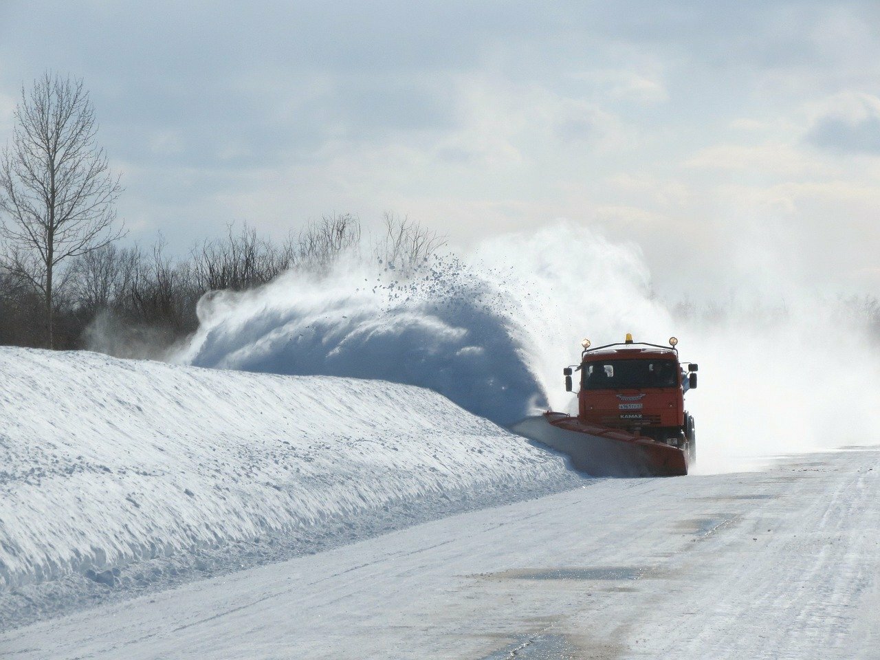 В Омск привезли снег для строительства ледовых городков