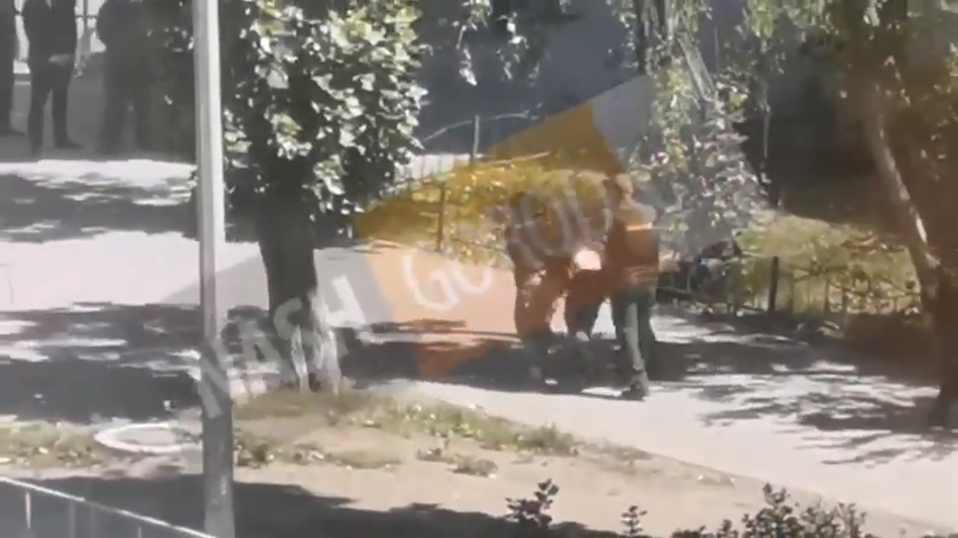 Появилось видео задержания захватчика заложников в банке в Тюмени