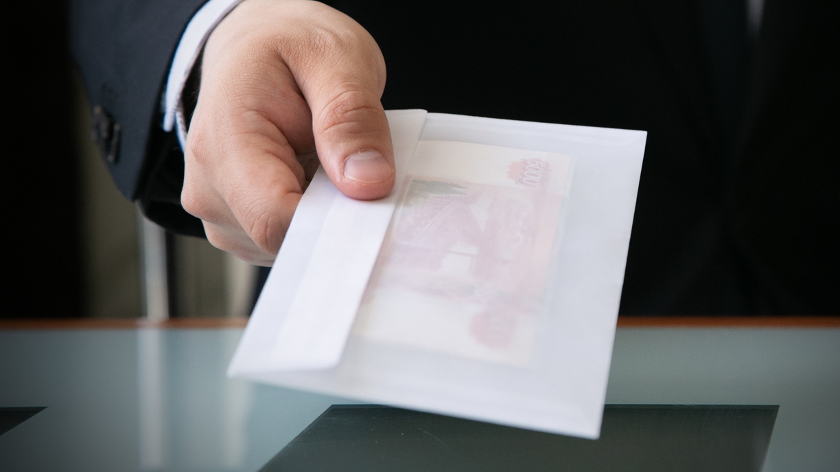 Омский чиновник получил условный срок за попытку дать взятку