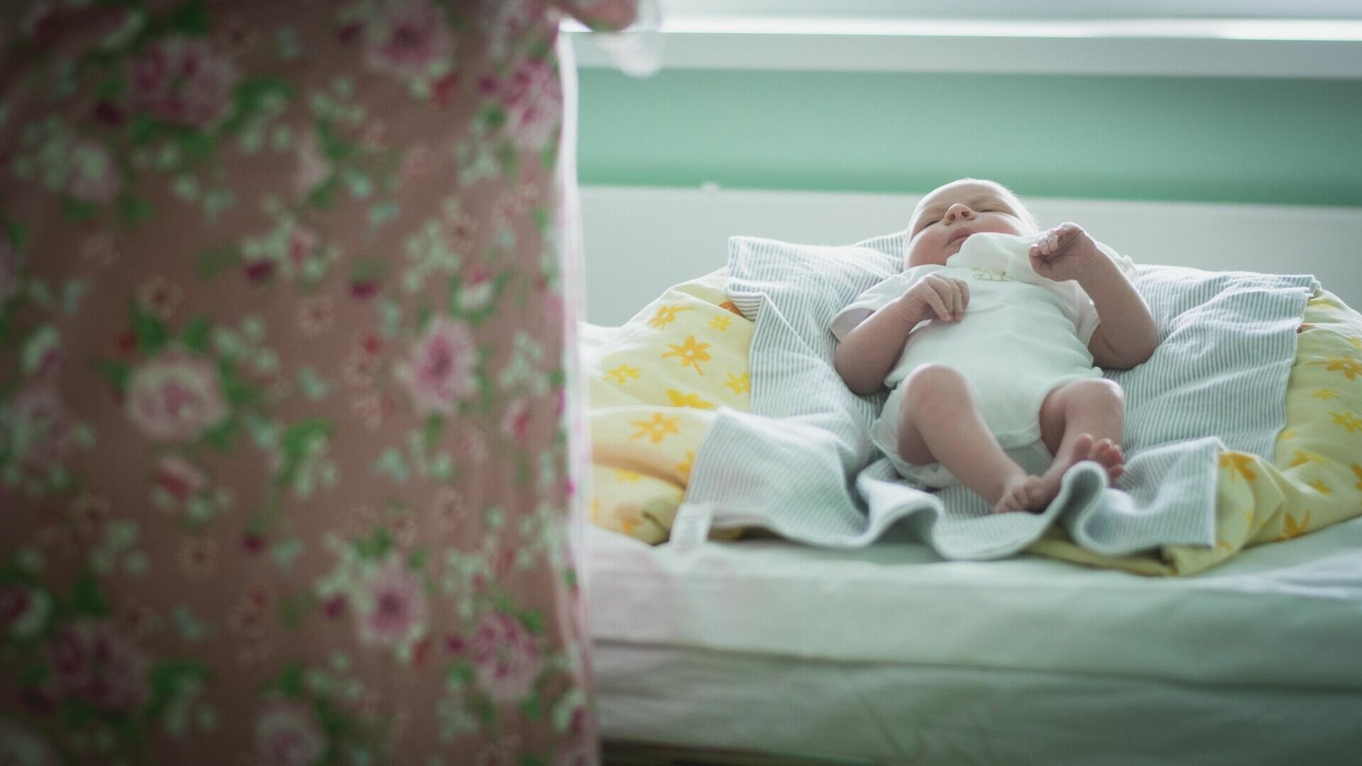 В Омске молодая мама выпала из окна с новорожденным ребенком