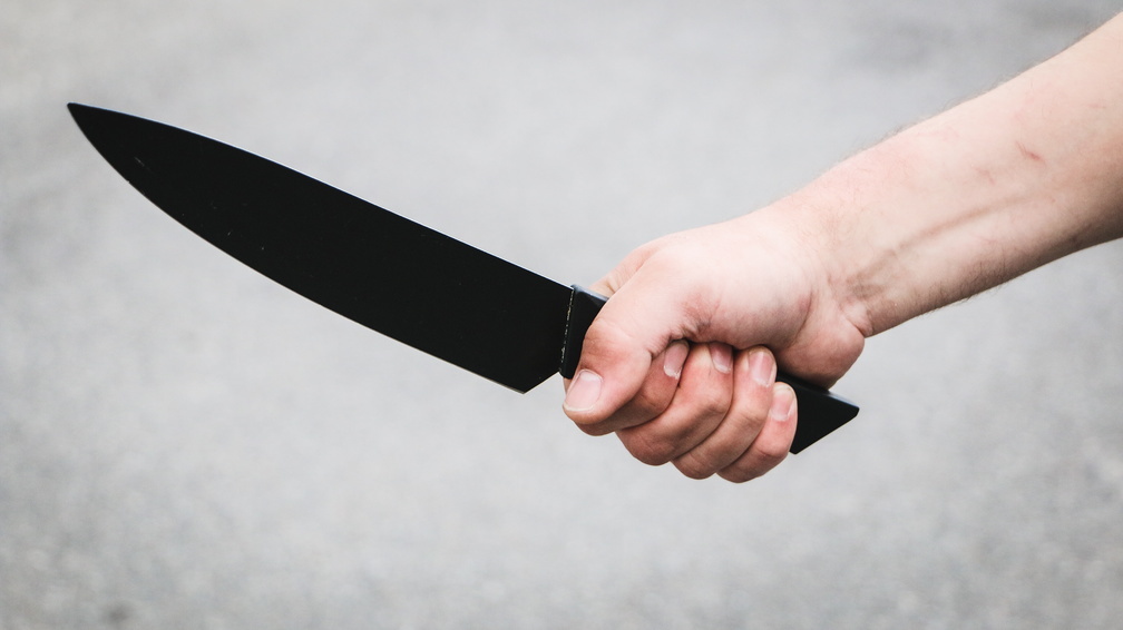 Омич отпраздновал день рождения с помощью нападения на пасынка с ножом