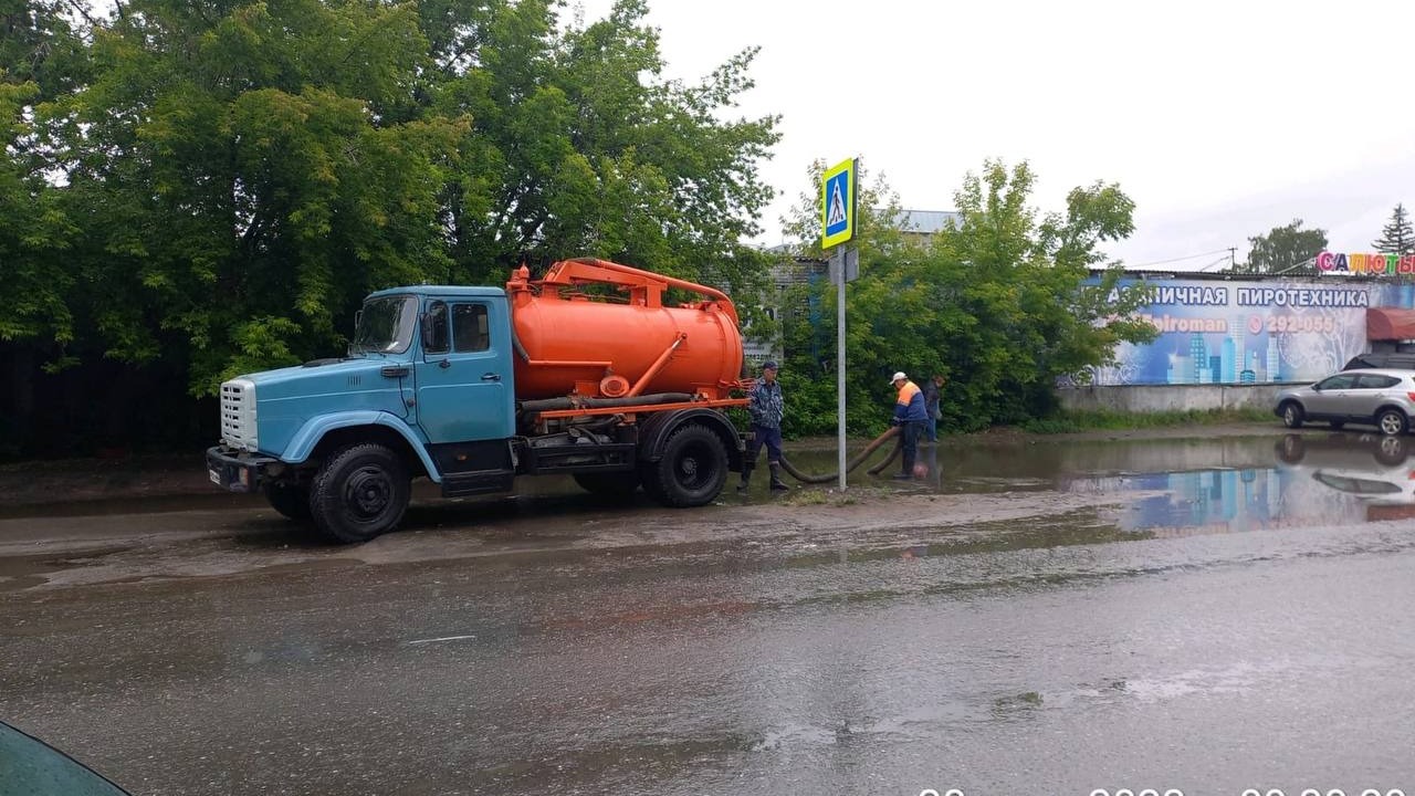 Коммунальные службы продолжают откачивать воду с затопленных омских улиц