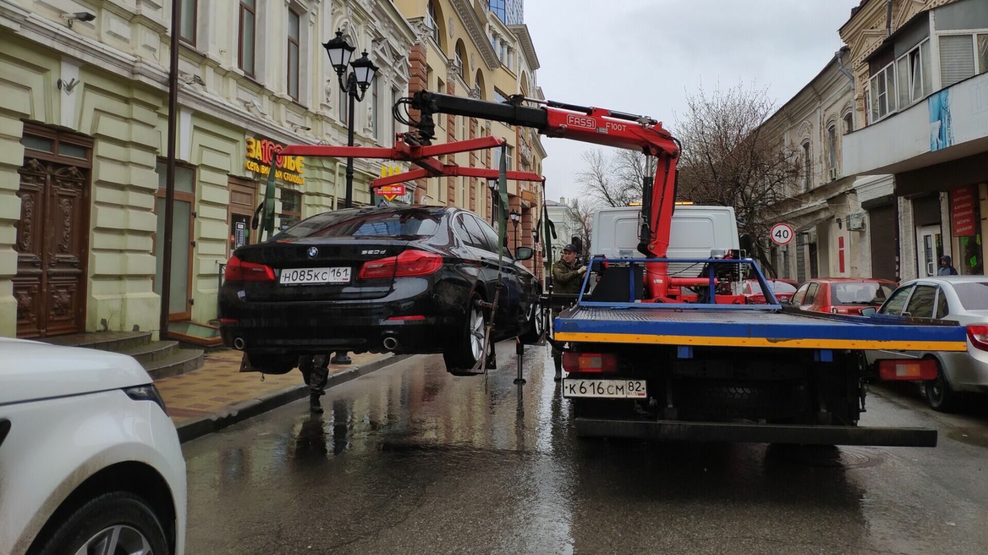 В Омске водителям запретили парковаться на улице Гусарова