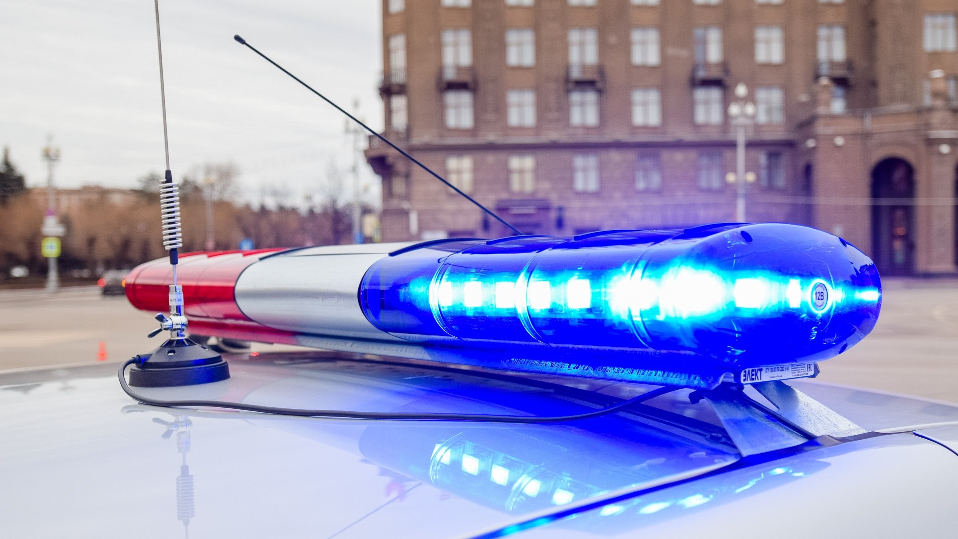 В Омске 6-летний ребенок попал под колеса машины во дворе жилого дома