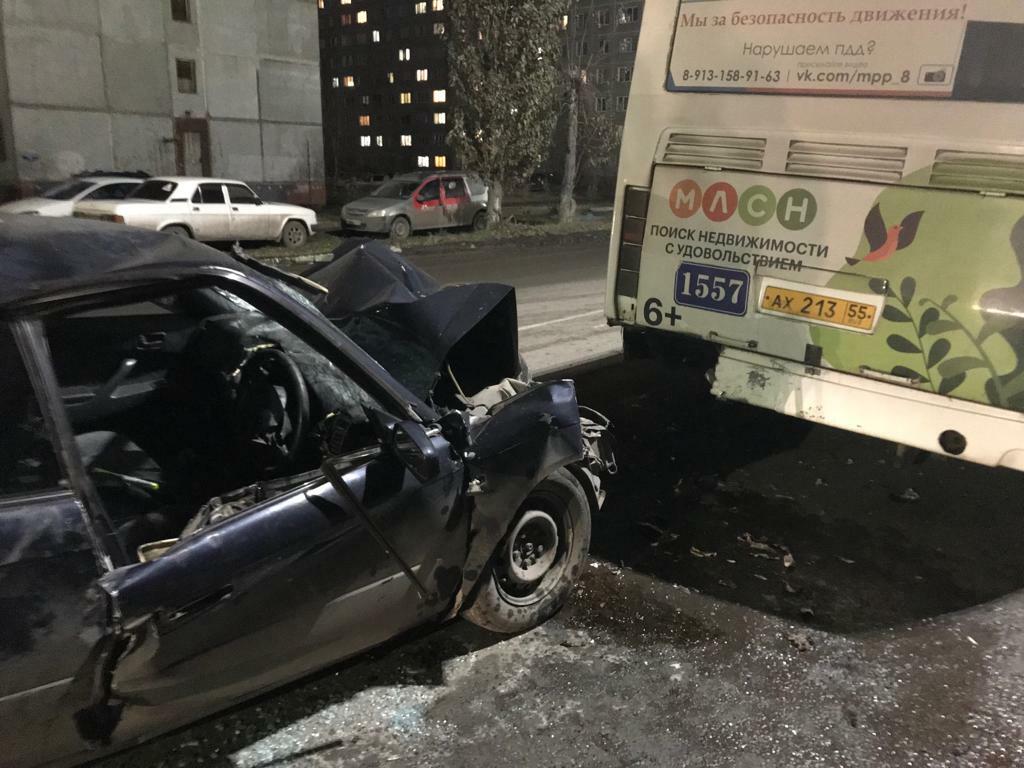 В Омске Toyota врезалась в пассажирский автобус