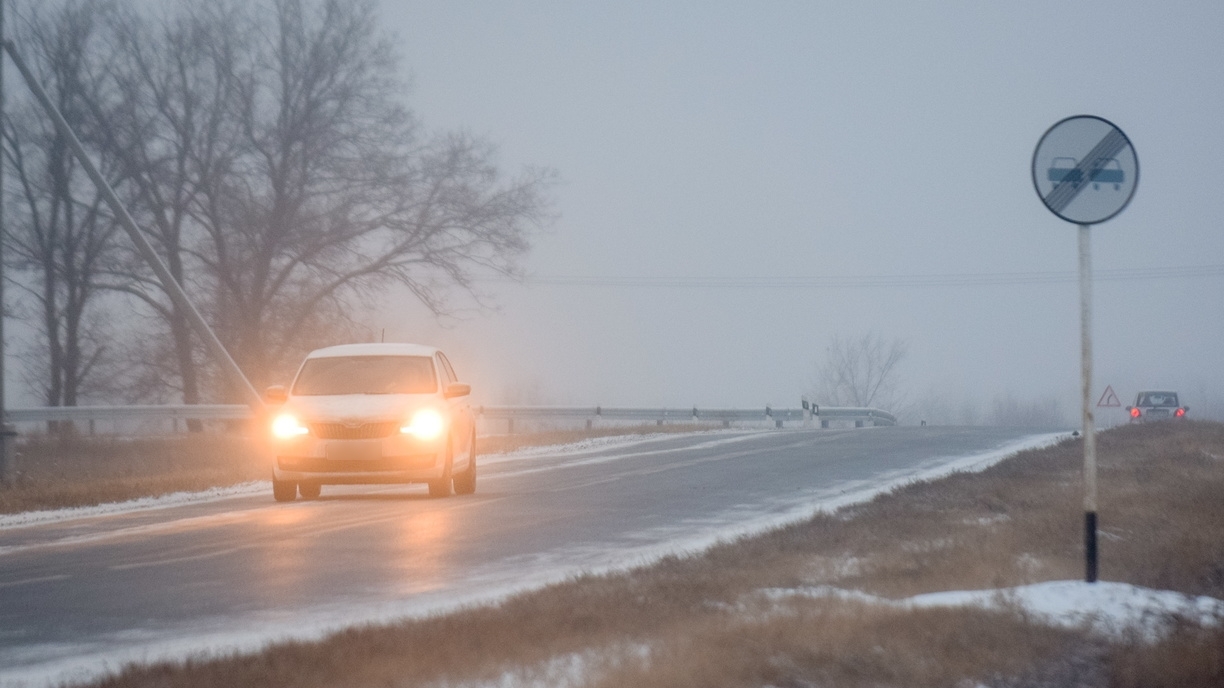 Из-за ветра и бури закрыли дорогу из Омска в Казахстан