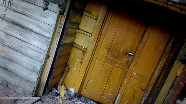 Омский суд обязал власти снести аварийный дом в Кормиловке