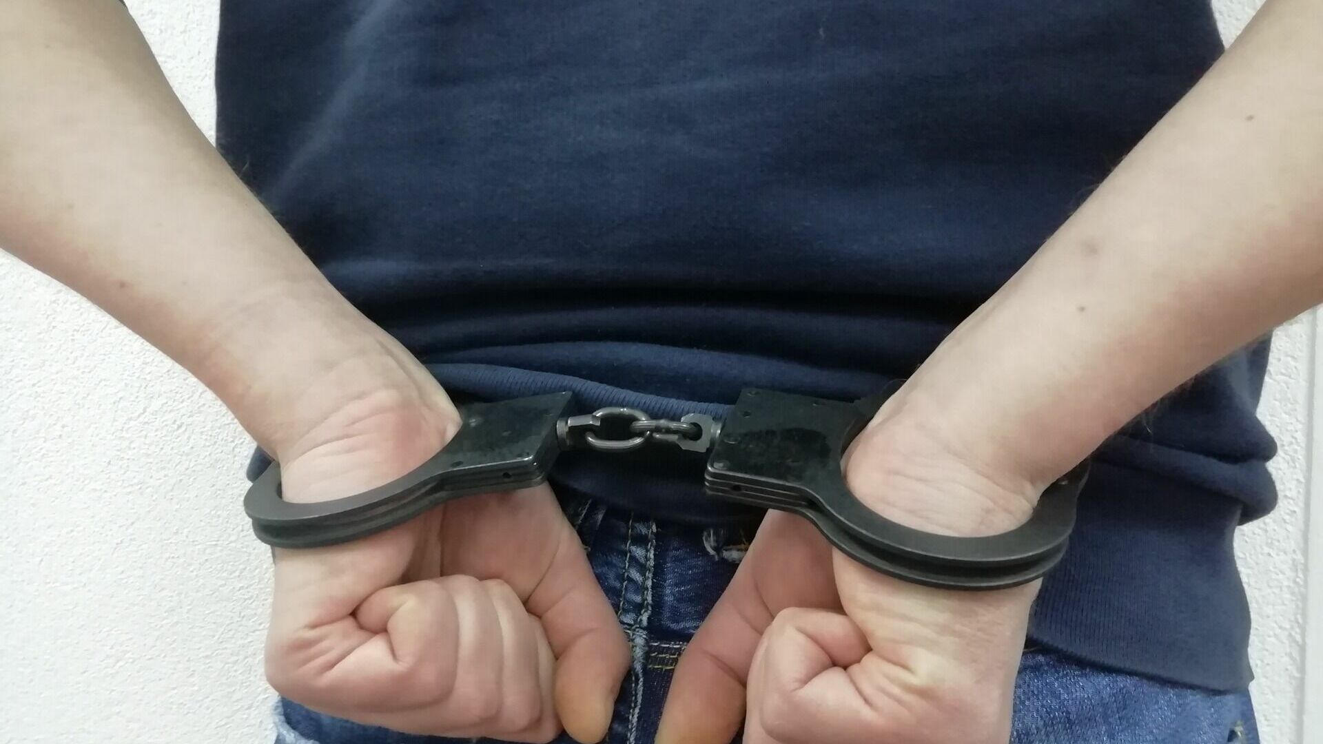 В Омске задержали двух зависимых наркосбытчиков