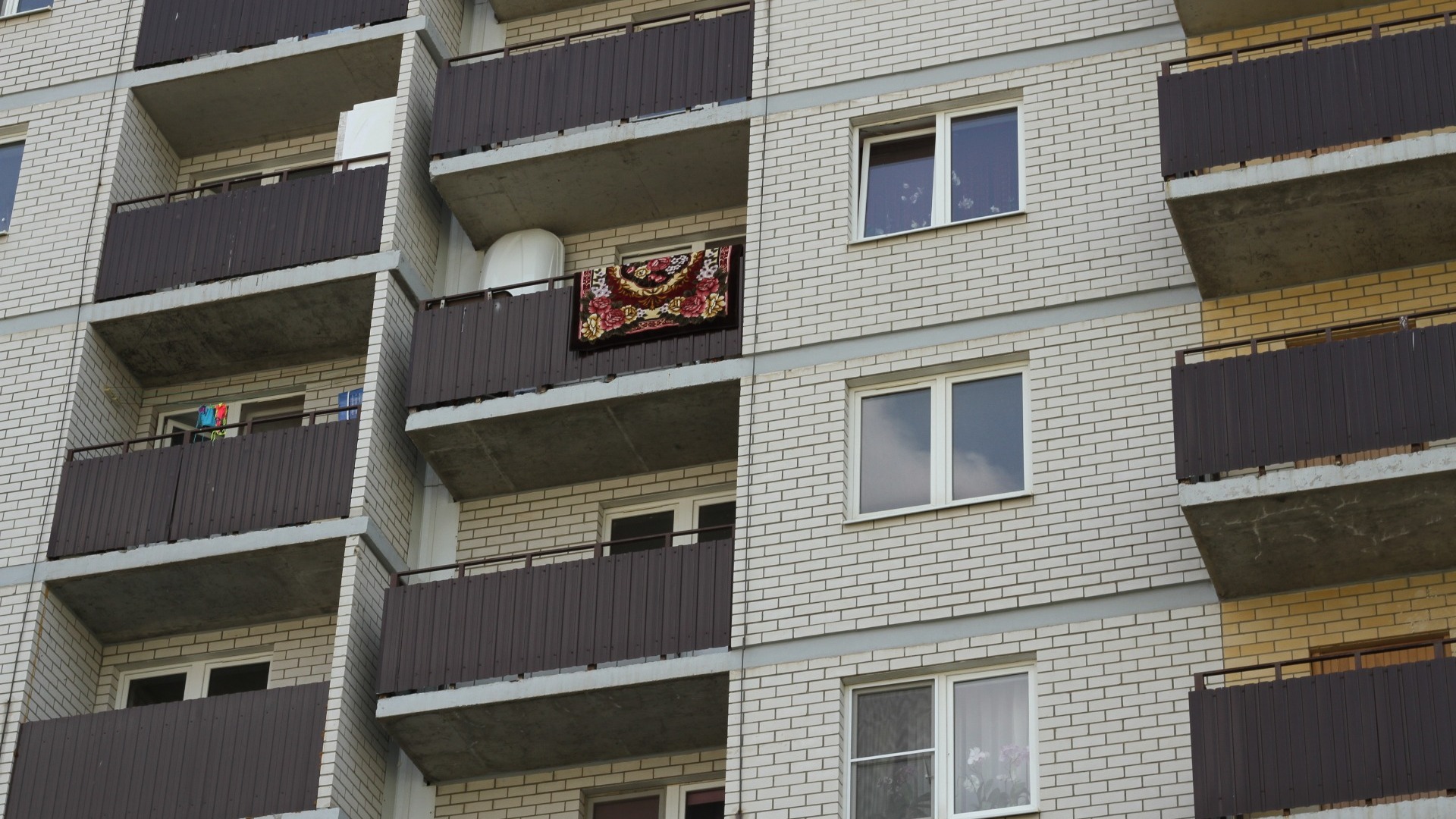 В Омске во время окраски балконов погиб рабочий