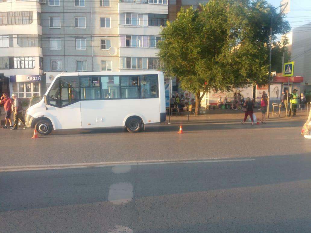 На Левобережье в Омске 17-летний парень попал под колеса маршрутки