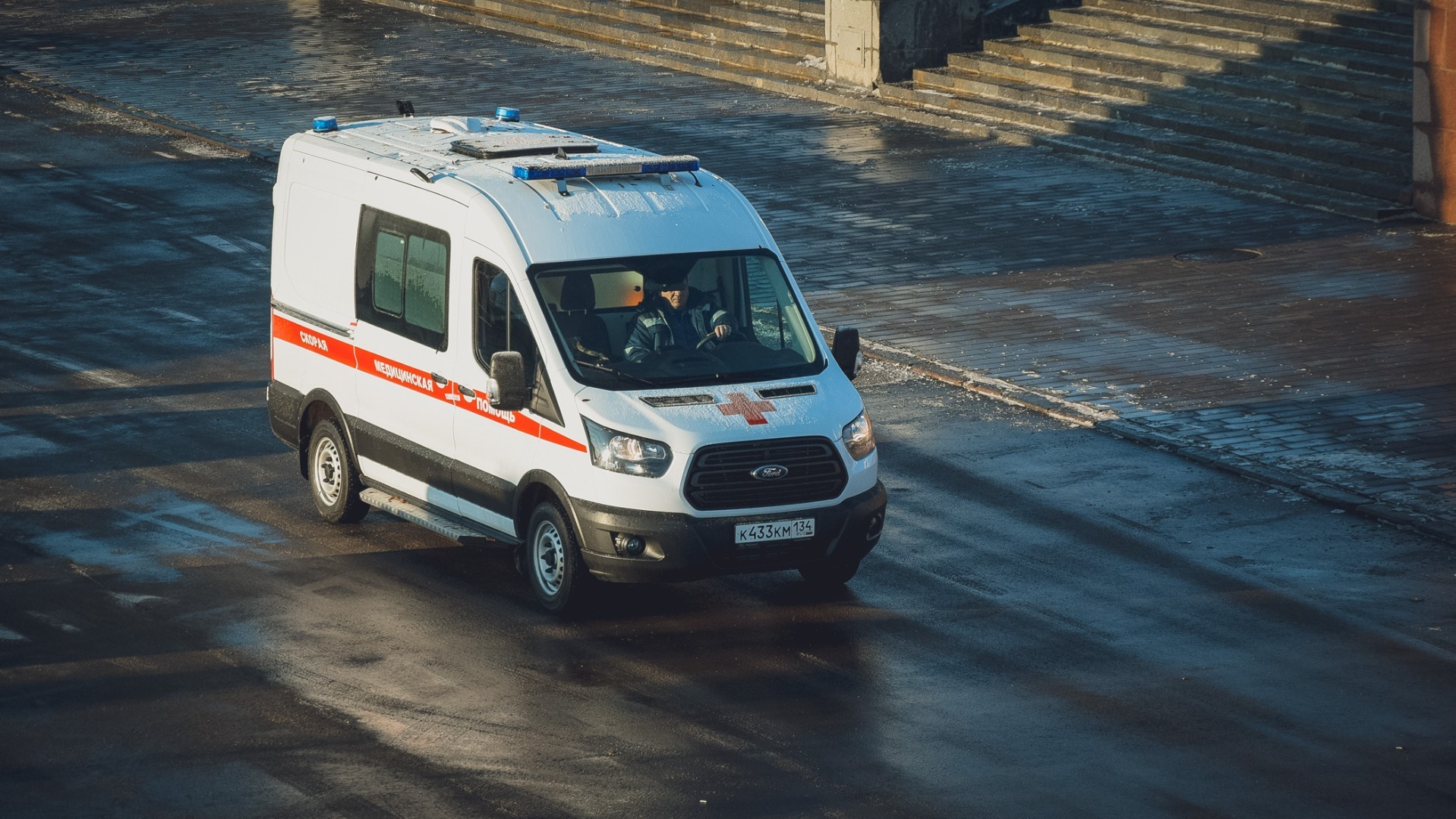 «Скорая помощь» опрокинулась на бок при аварии в центре Омска