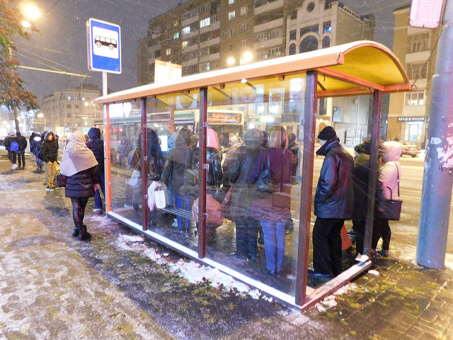 В Омске полицейские поймали вора, орудующего на автобусных остановках