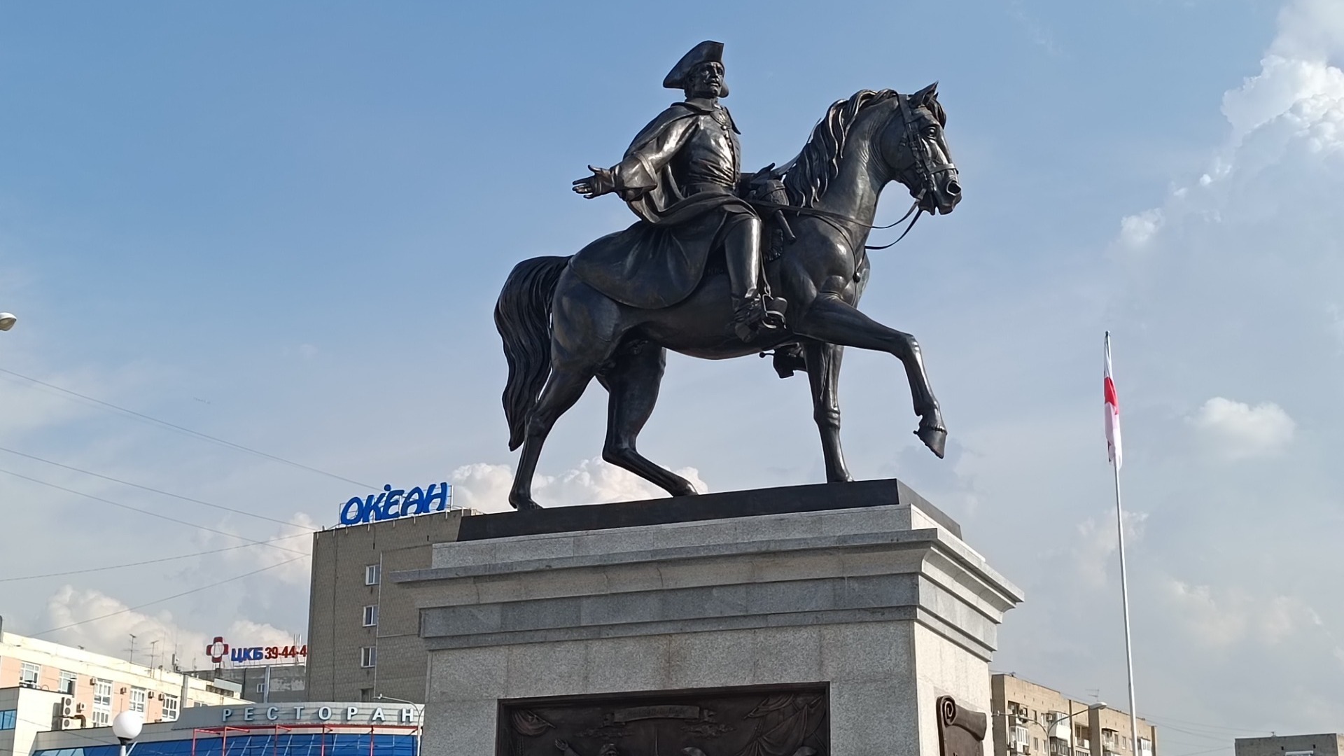 Скульптор Минин объяснил появление пятна на памятнике Бухгольца в Омске