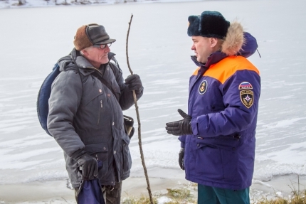 Рыбалка на тонком льду: омичам объяснили, почему с ловлей рыбы нужно повременить
