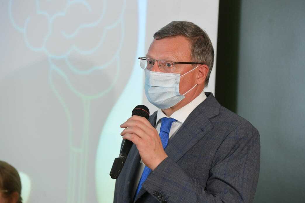Александр Бурков лично поблагодарил омских медиков за борьбу с коронавирусом