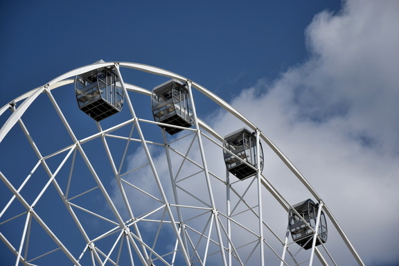 На 68-метровом колесе в Омске смонтировали первую кабинку
