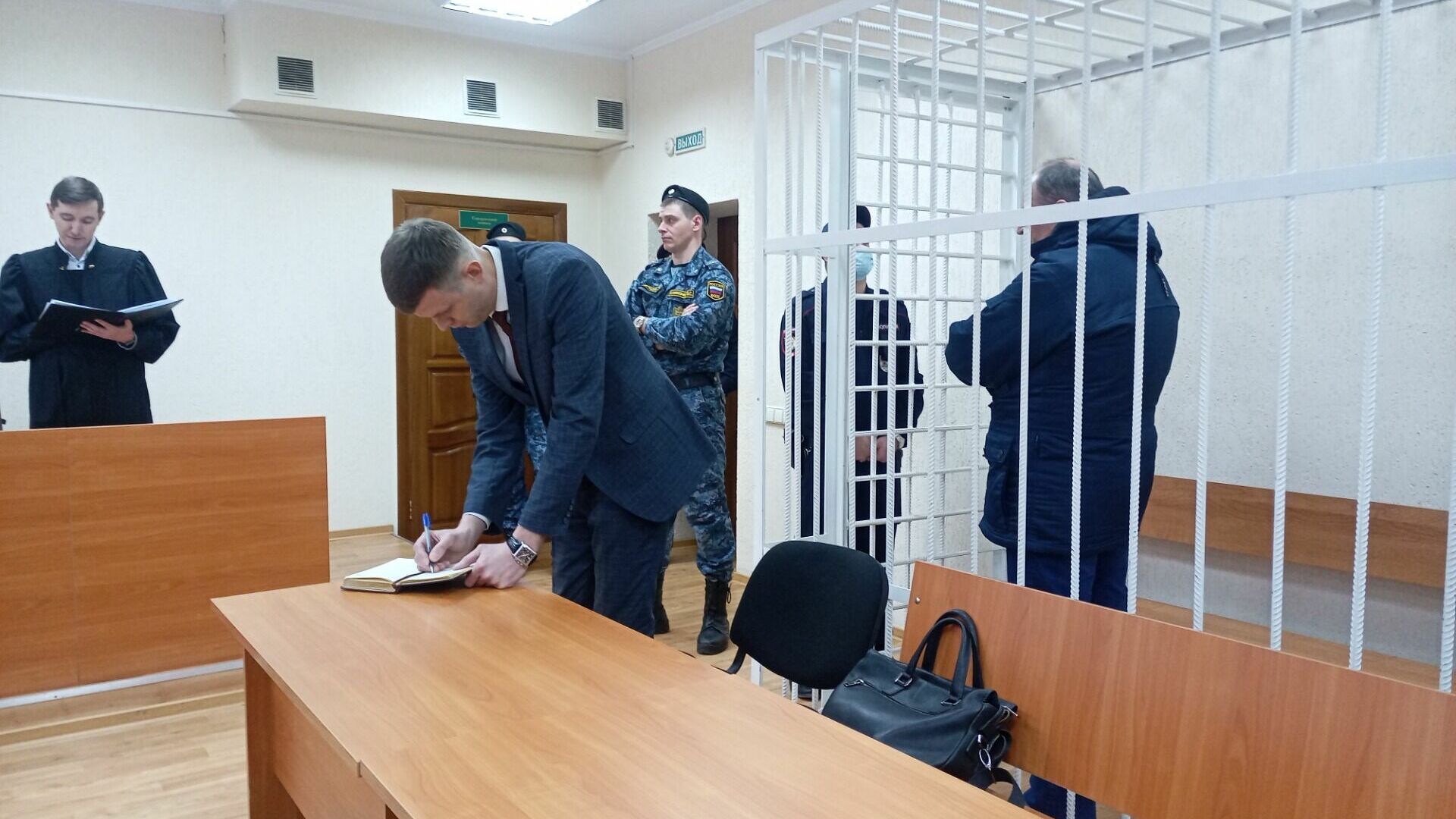Судья Максим Серебренников зачитывает приговор