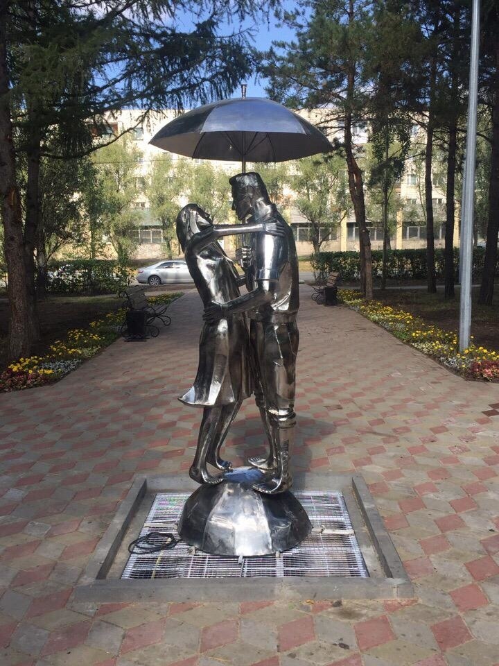 В Омске пропала скульптура влюбленных из сквера Молодоженов