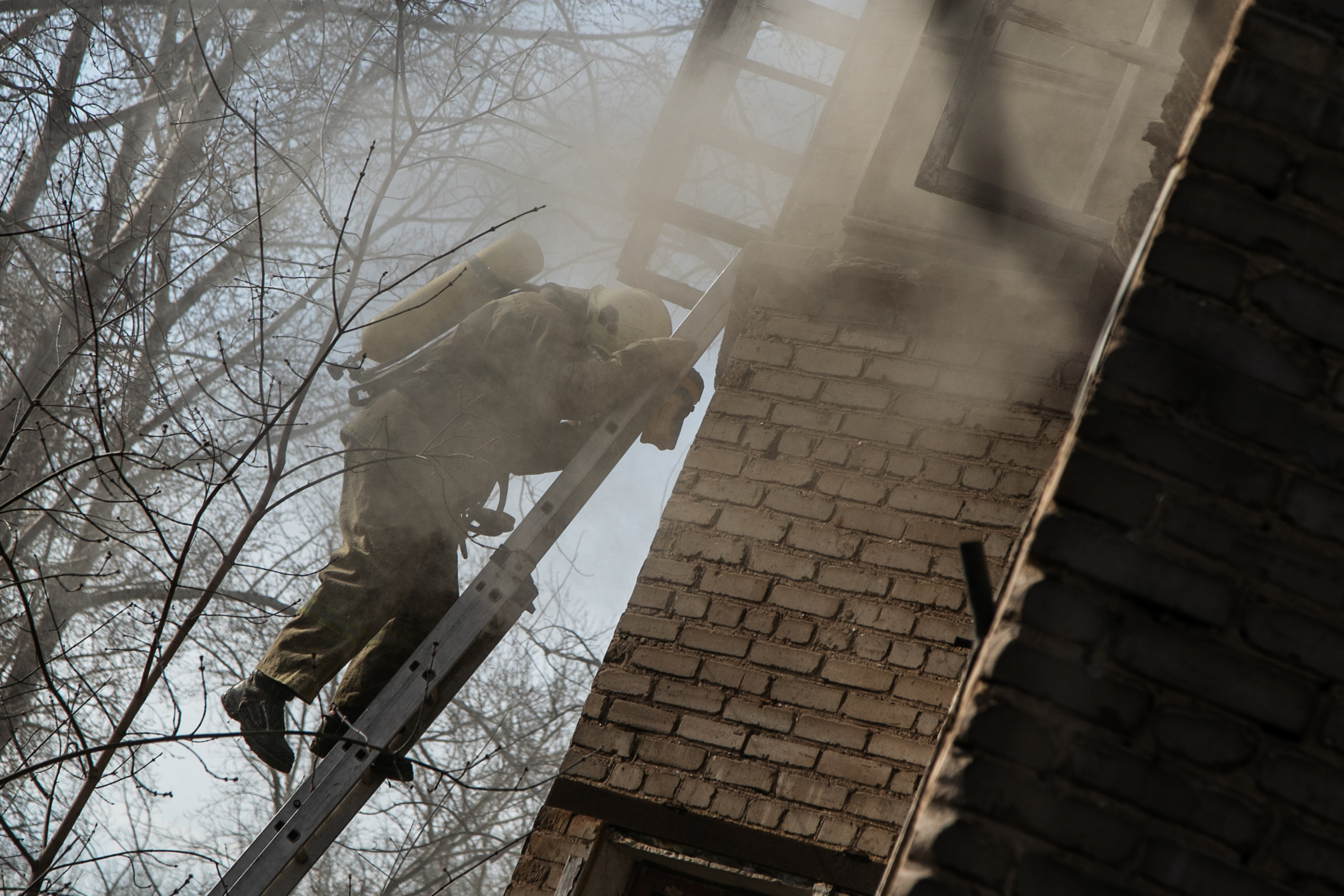 В Омске из горящей пятиэтажки спасли 7 человек