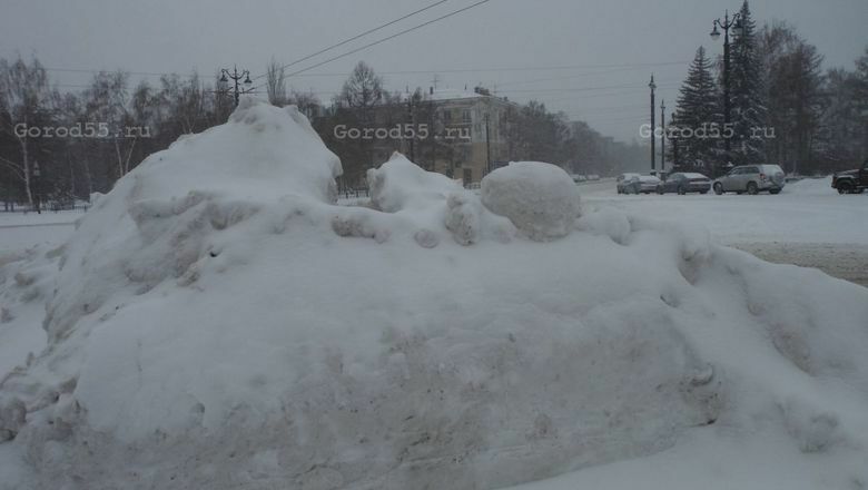 Омские дорожники тоннами вывозят снег и готовят магистрали к аномальным морозам