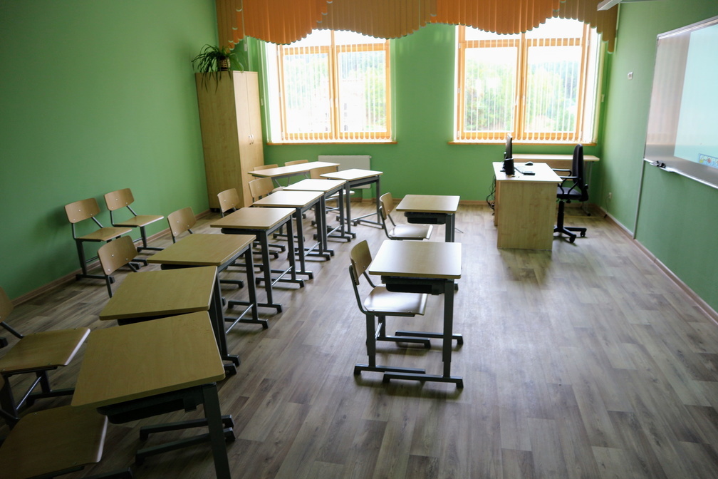 После вмешательства прокуратуры в школах Омской области появятся новые парты