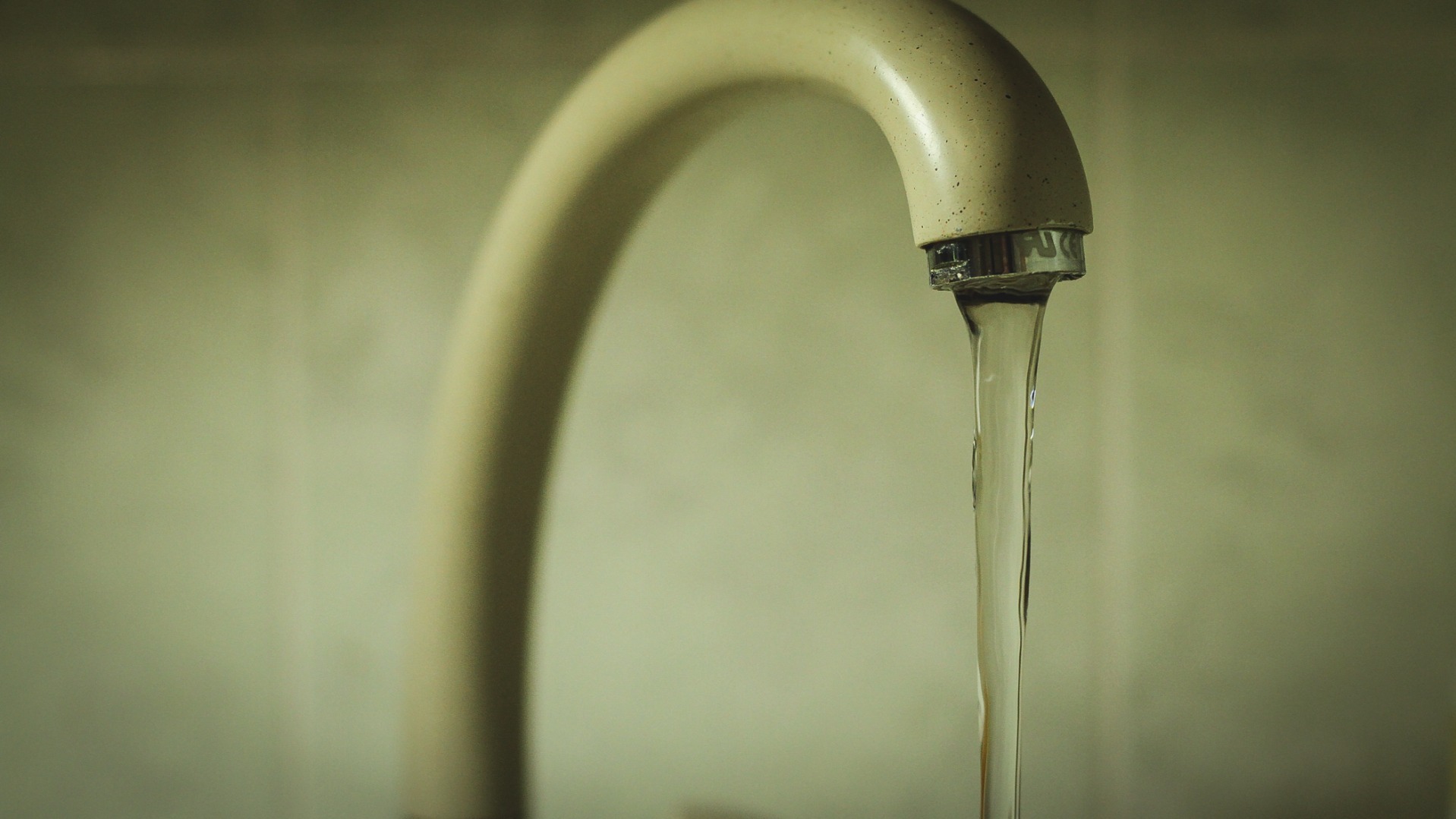 Жители омского дома на целый месяц остались без горячей воды