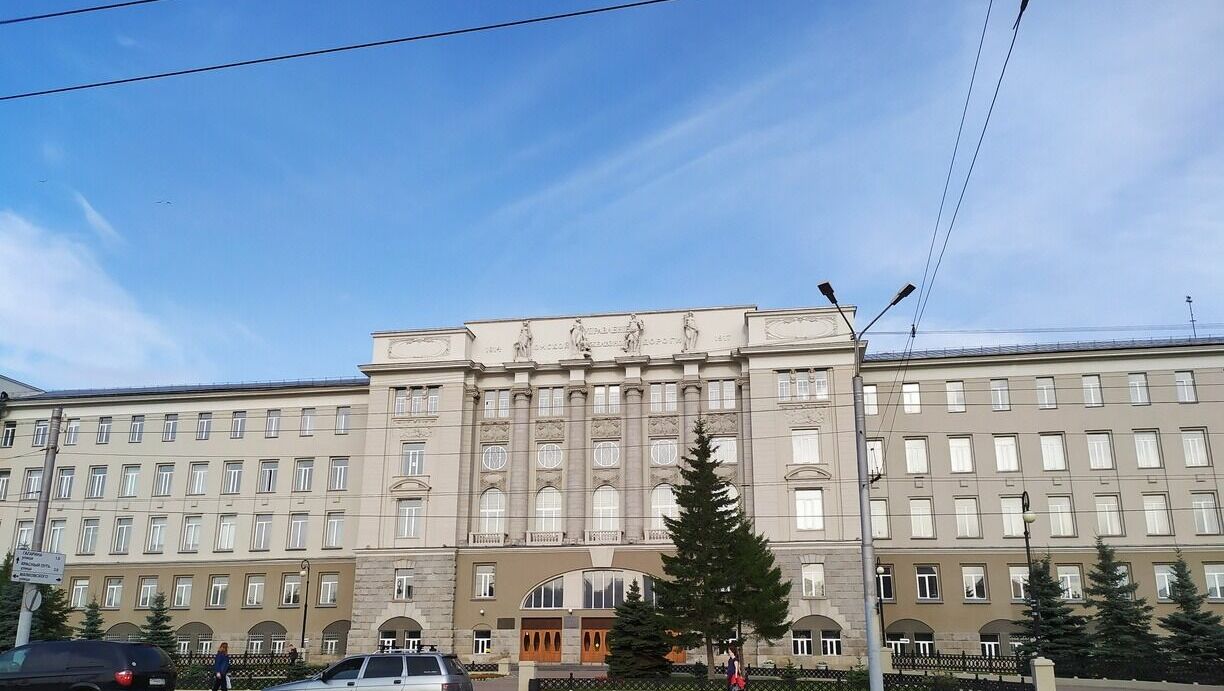 В Омске никто не захотел ремонтировать фасад ОмГУПСа за 2,75 миллиона