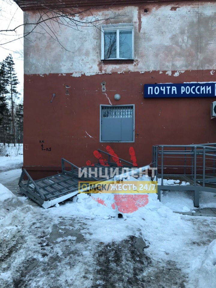 Из-за снега и грязи в Омске обрушился навес у отделения «Почты России»