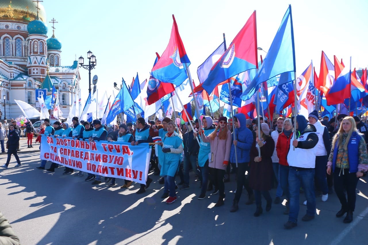 На первомайский митинг в Омске вышли 15 тыс человек