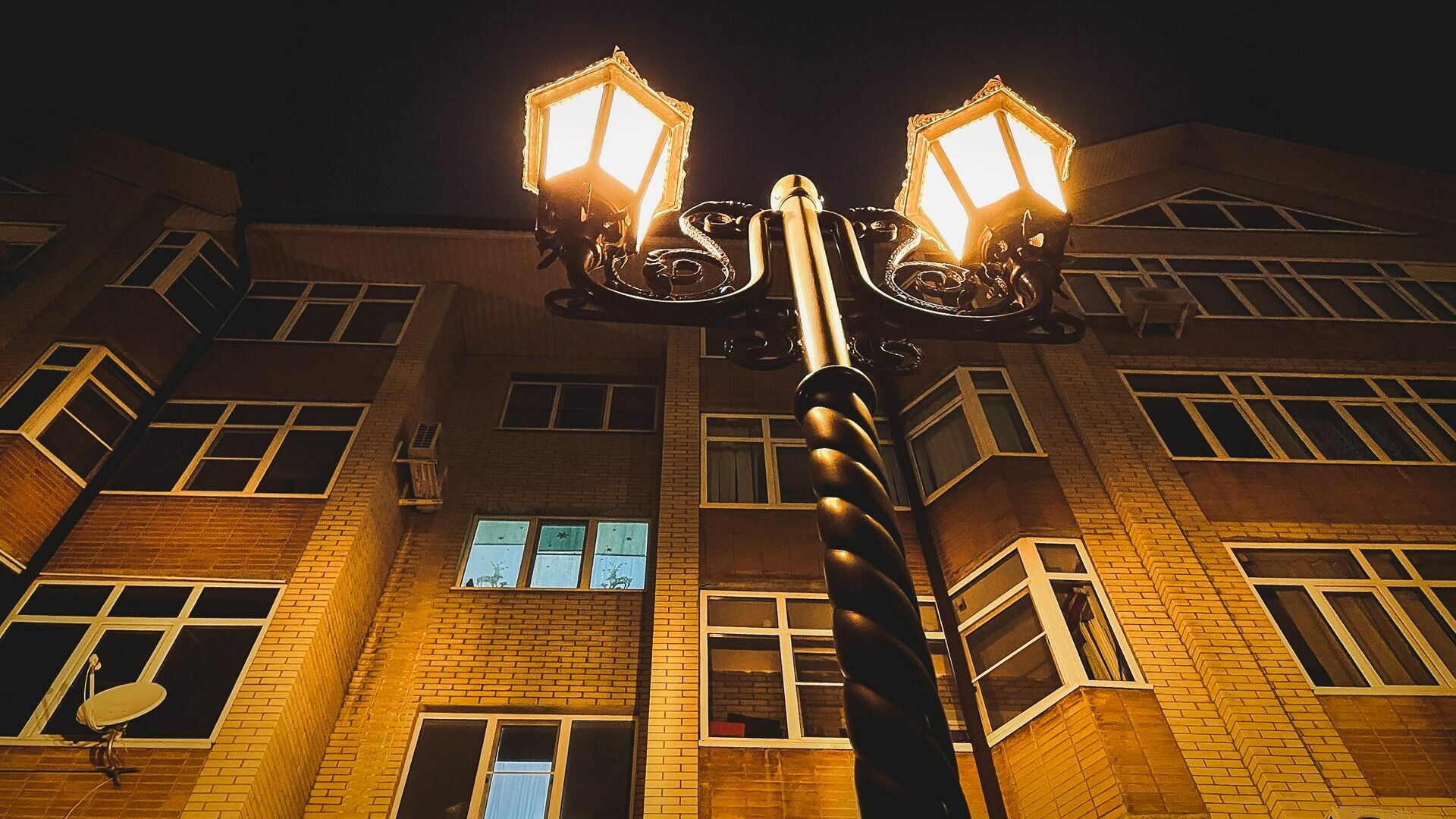 В Омске потратят 2 млн на фонари вдоль лицея № 143 и лицея БИТ