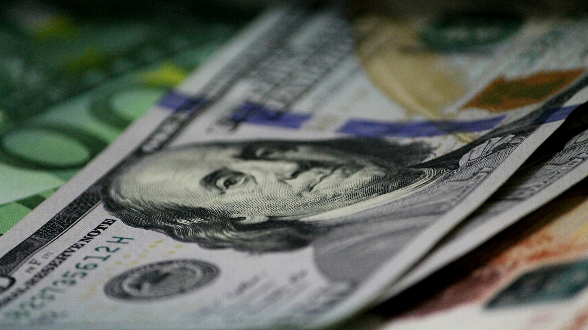 В Омской области до сентября продлили ограничения на снятие евро и долларов