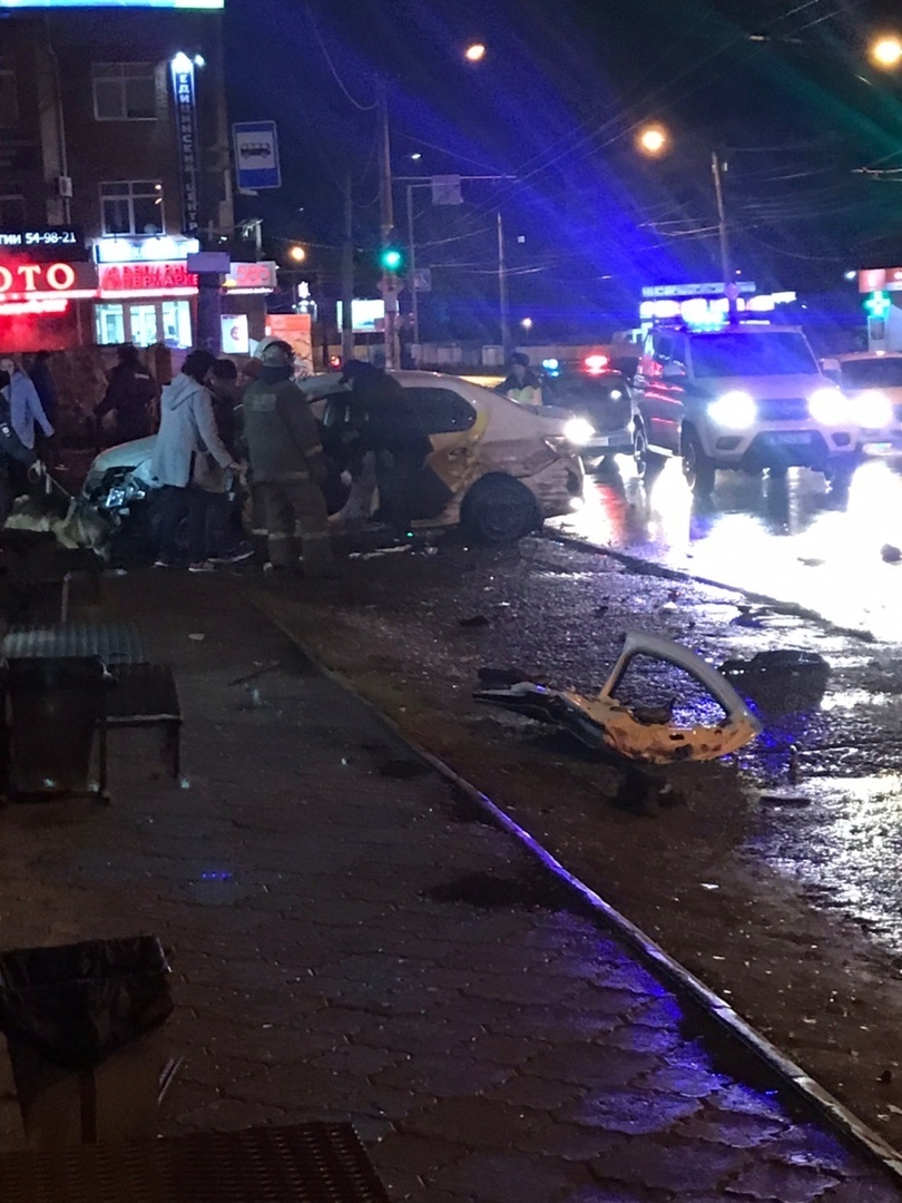 В Омске водителю такси оторвало ногу во время ДТП на улице Кирова