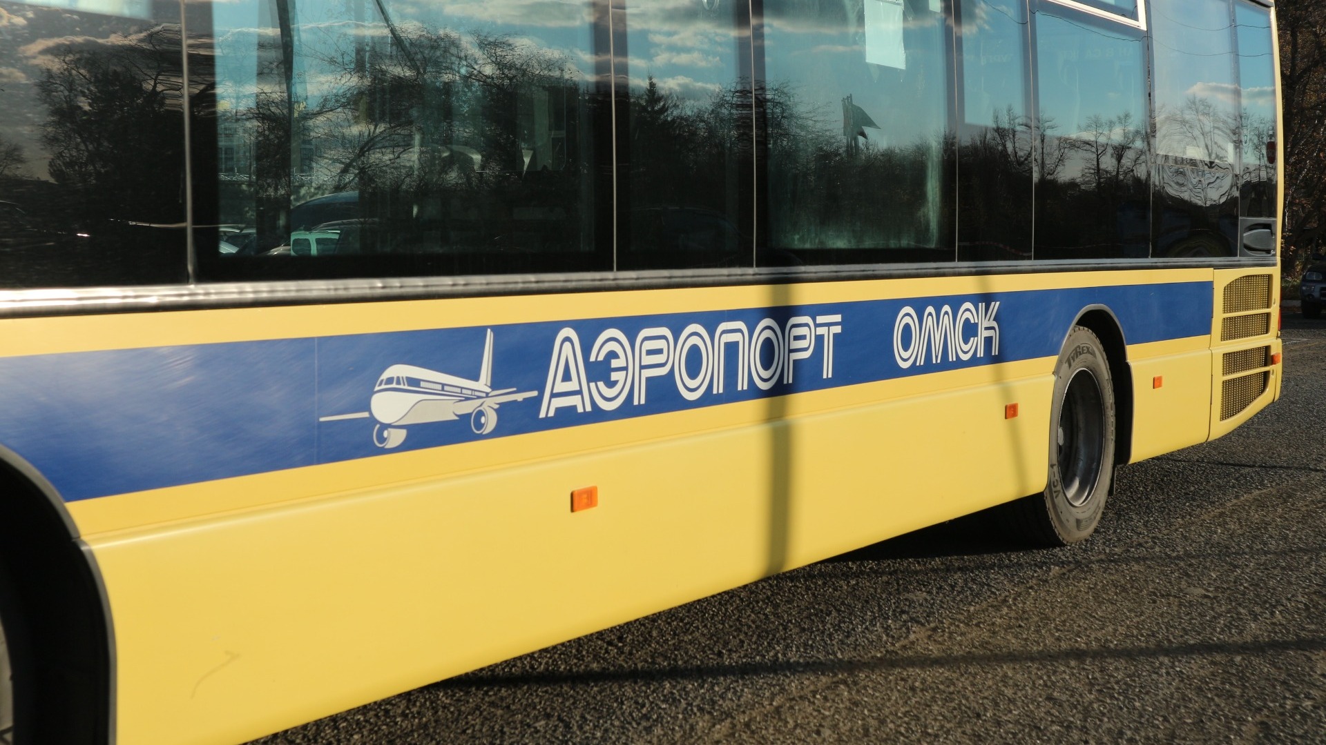 Второй за год: Омский аэропорт закупает еще один перронный автобус за 24 млн рублей