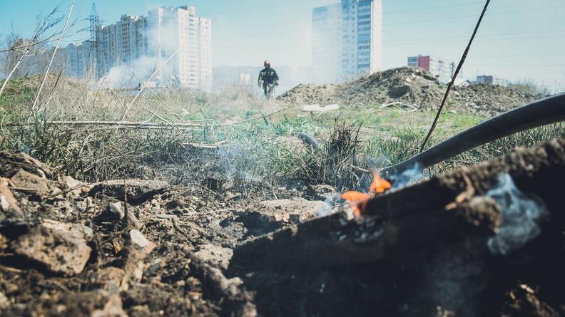 В парке Победы в Омске загорелась трава