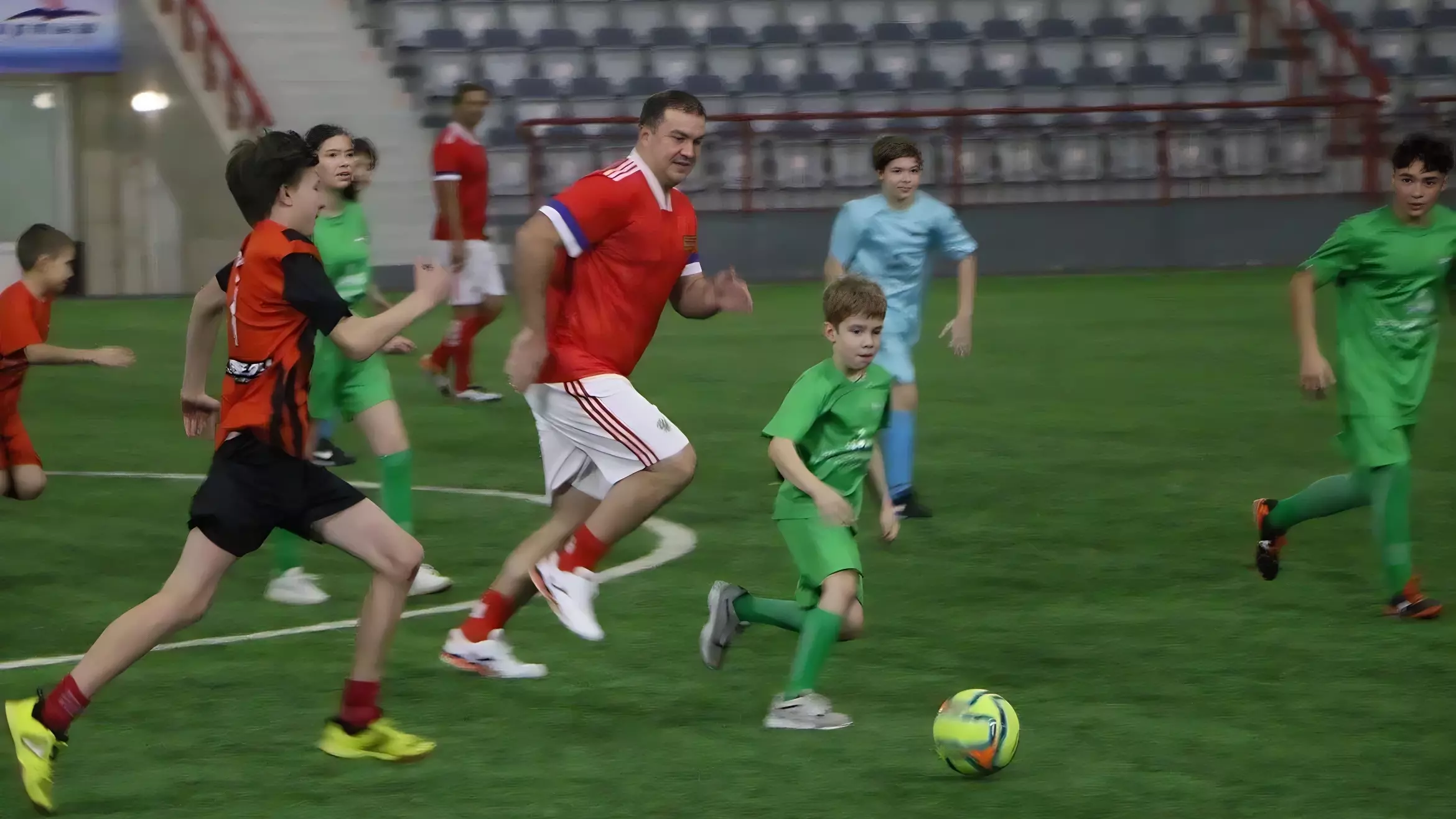 Виталий Хоценко сыграл в футбол с юными омичами на фестивале «Чемпионат победителей»