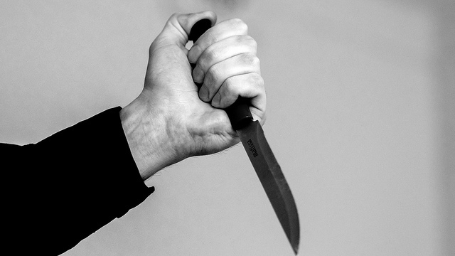 Омич с ножом напал на собственную супругу