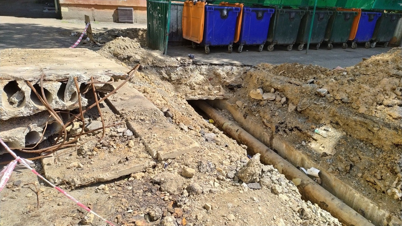 Дети в опасности. В Омске после ремонта трубы никак не могут закопать яму