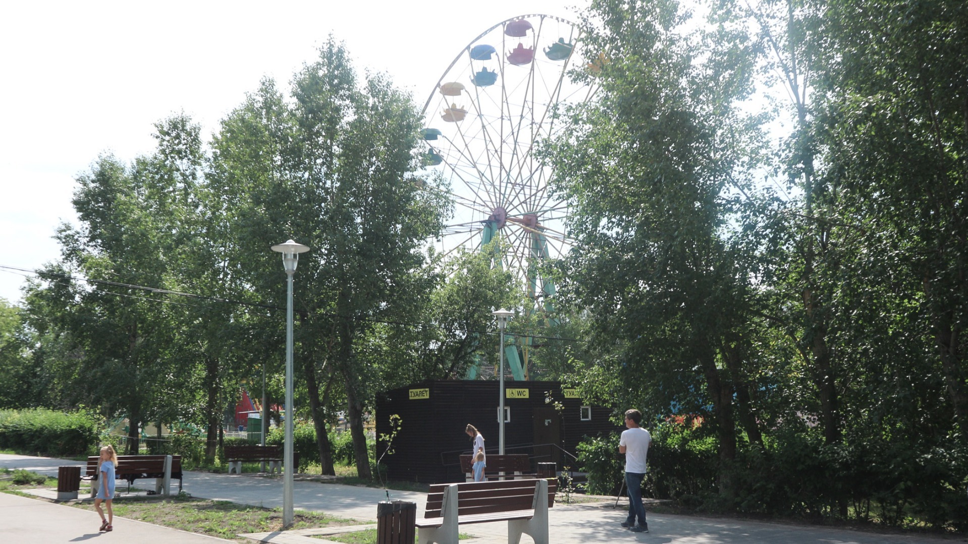 Омичи сообщили, что с аттракциона в парке 30-летия ВЛКСМ вылетела женщина