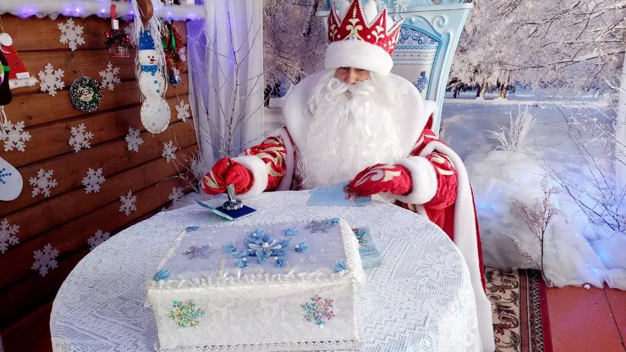 В Большеречье Омской области открылась сказочная резиденция Деда Мороза
