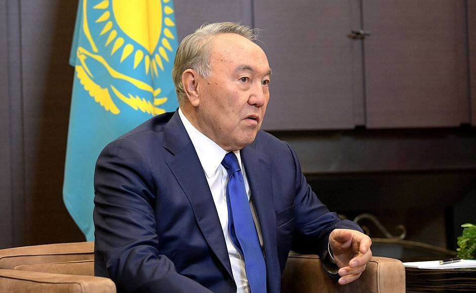 «Главное, что не переворот»:  уход Назарбаева в мнениях экспертов и мемах