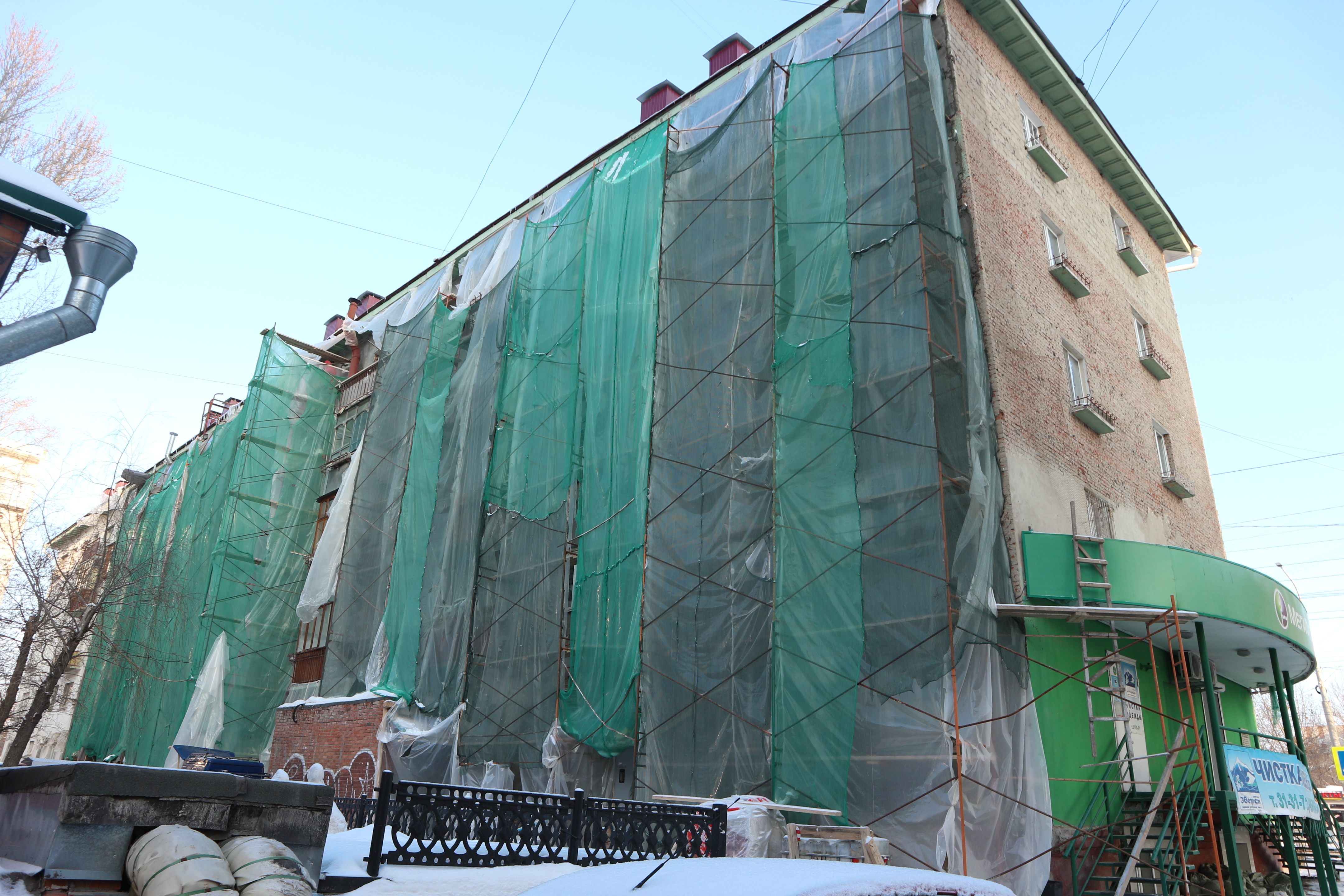 Фасады в Омске продолжают ремонтировать после объявления о завершении ремонта