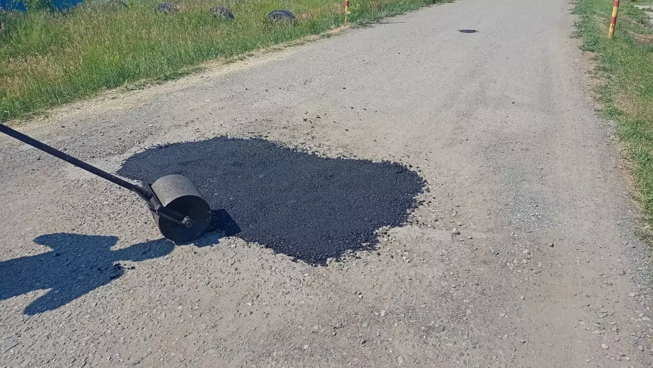 В поселке Омской области пришлось два раза подряд ремонтировать дороги
