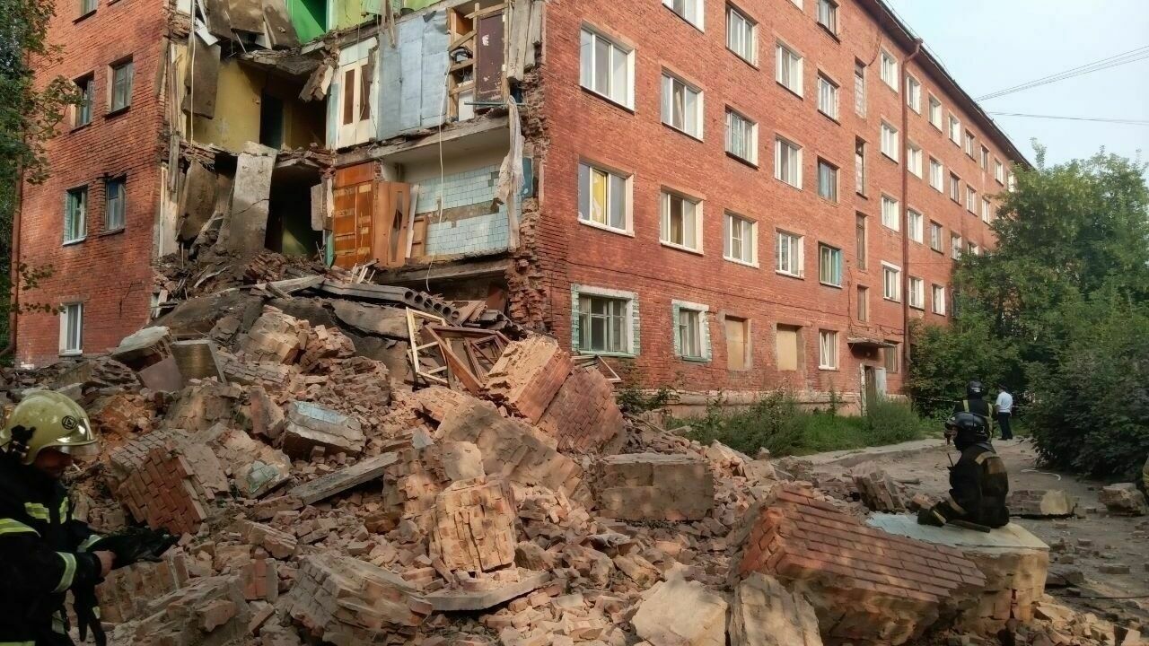 Омич украл из ограждения аварийного дома профнастила на 140 тыс. рублей