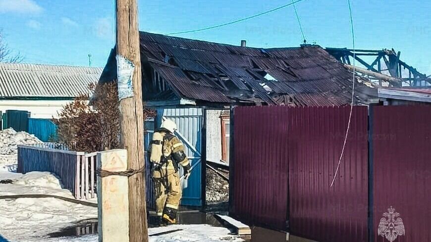 В Омской области пожарный во время отпуска спас бабушку и внучку из огня