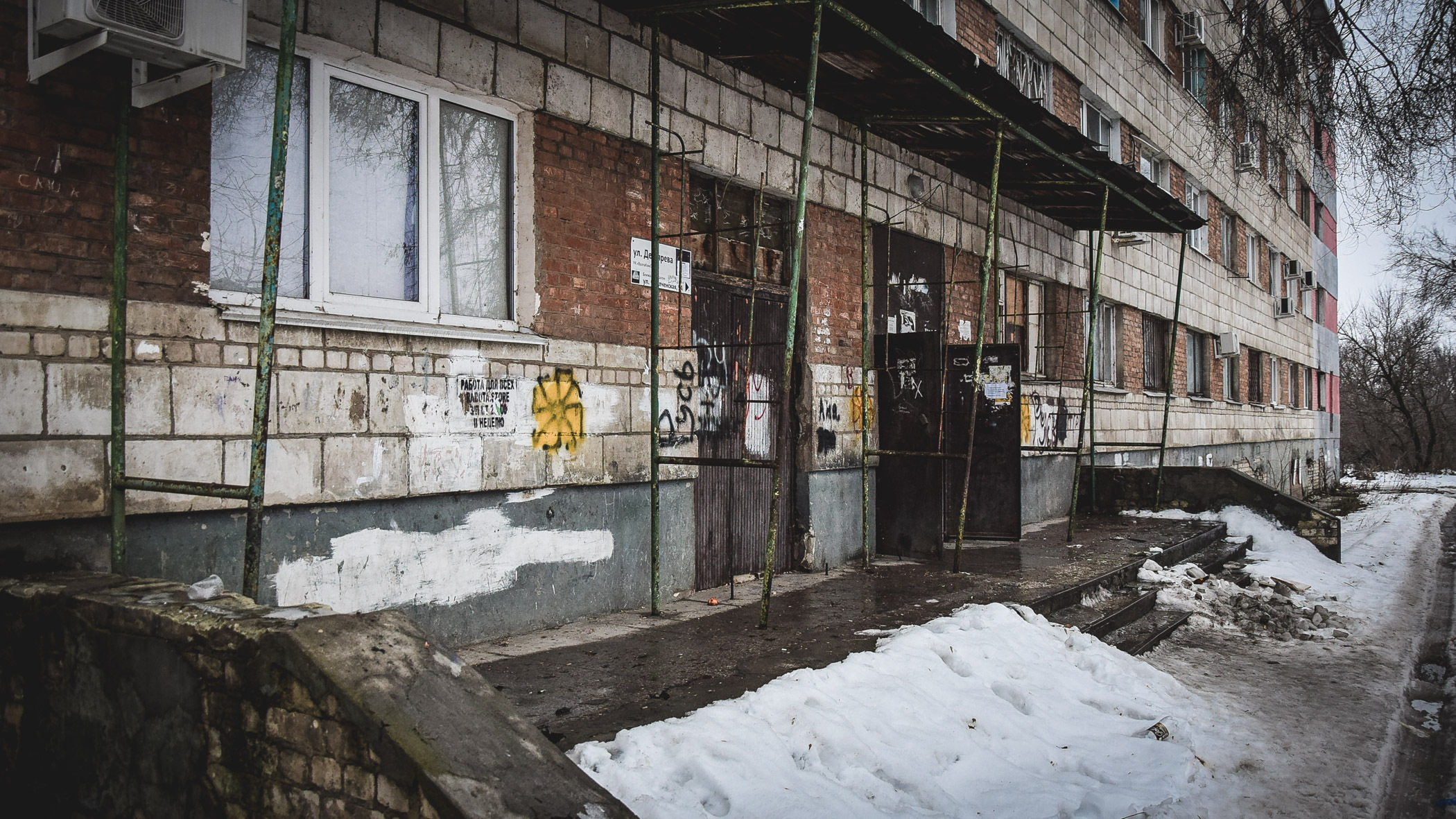 Грозящий обвалиться дом в Омске не хотели расселять до конца десятилетия