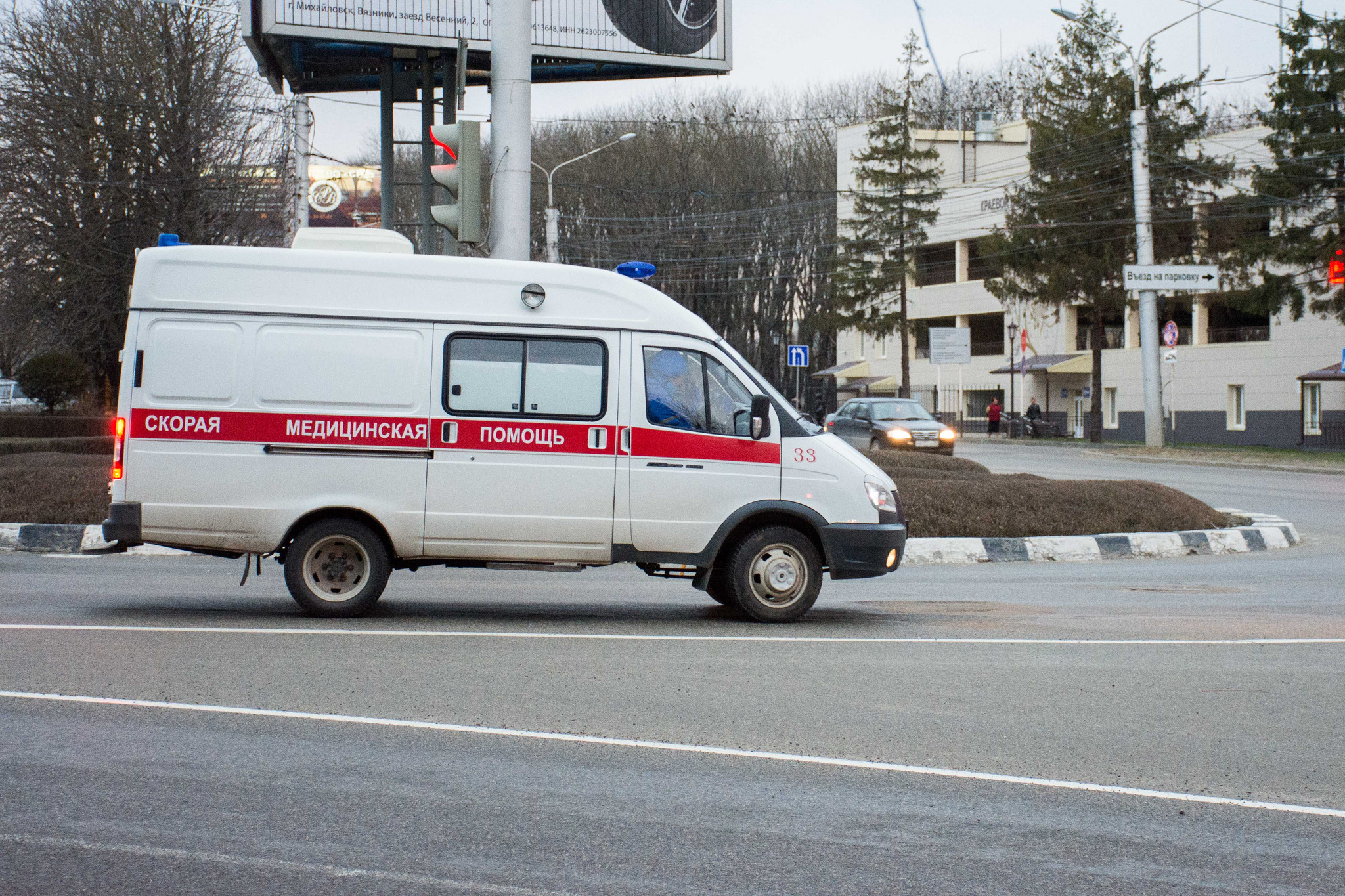 Под колеса «Мерседеса» в Омске попал 16-летний парень