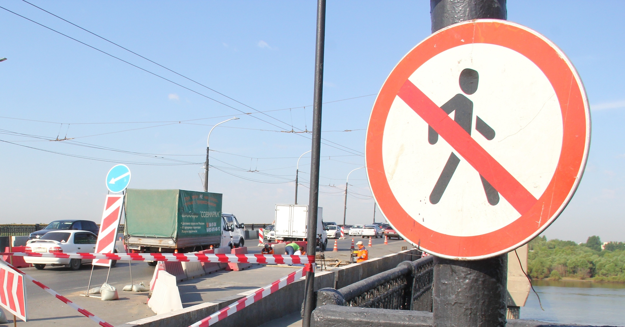 В Омске закрыли тротуары на Ленинградском мосту