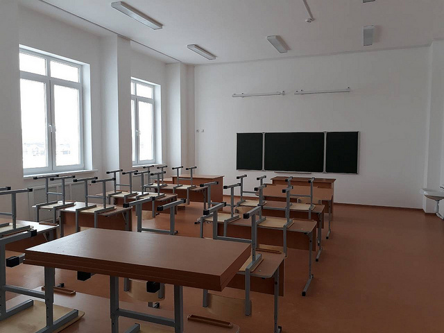 Школы Омской области получат 1 млрд рублей на ремонт зданий