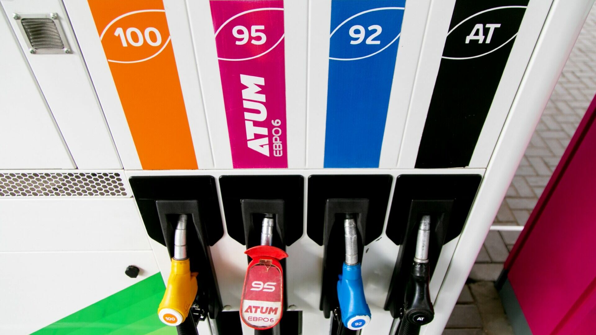 На заправках в Омске изменились цены на газ и бензин