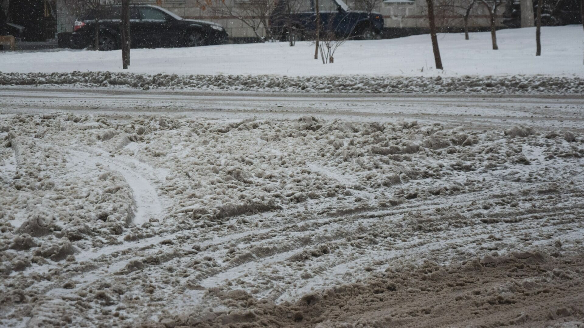 Снегопады в Омске серьезно усложнили передвижение по улицам